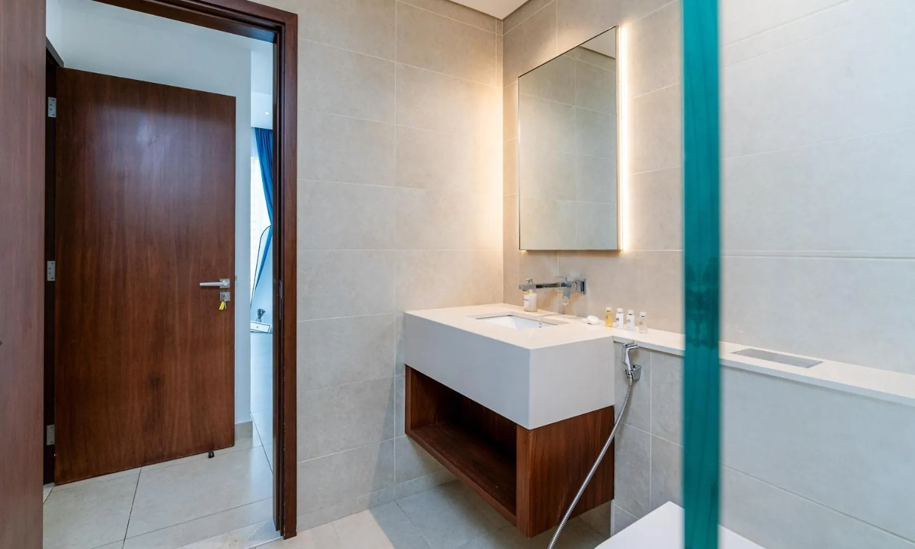 Contemporary Comfort - Serenity - Pool View Dubai Apartment
