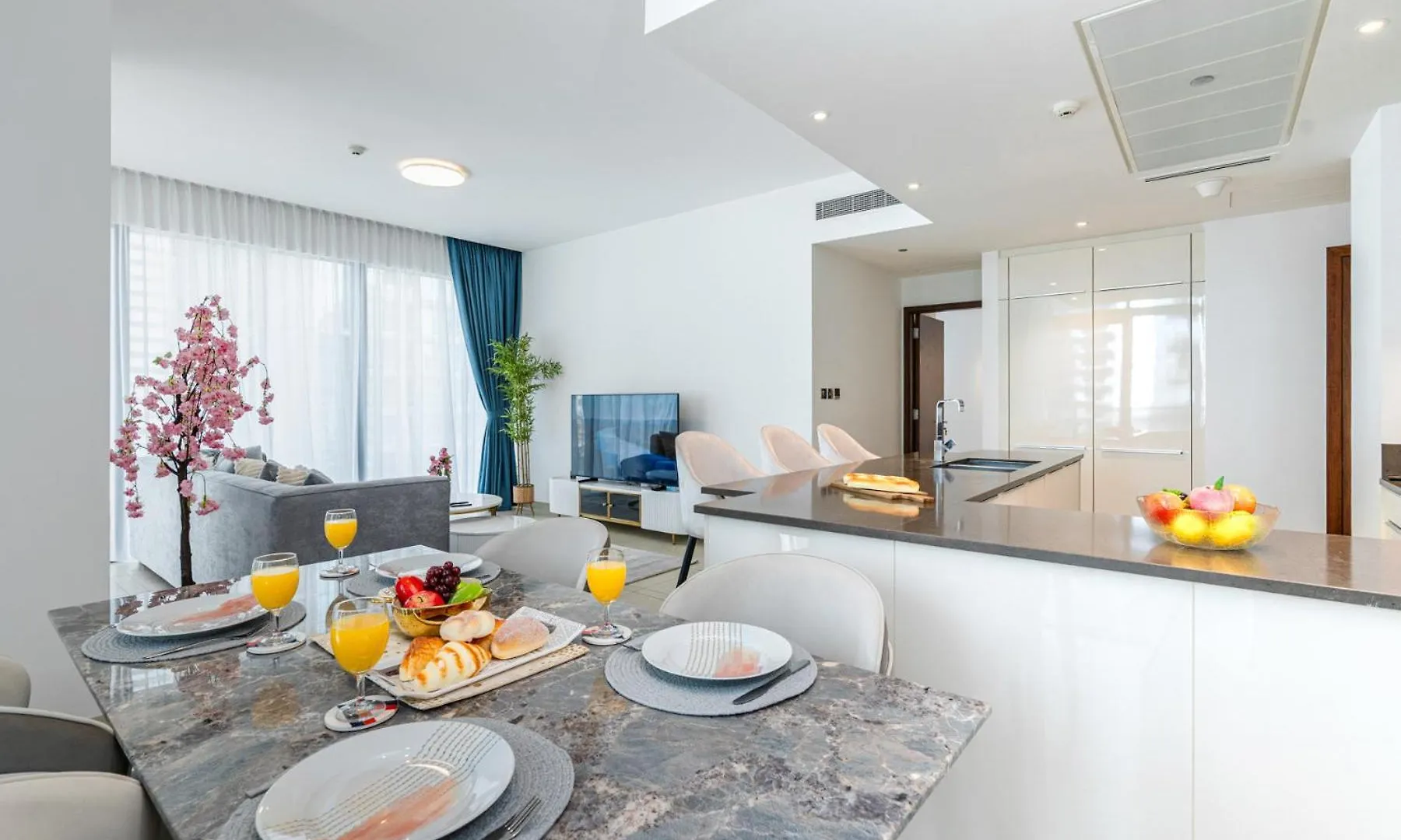 Contemporary Comfort - Serenity - Pool View Dubai Apartment