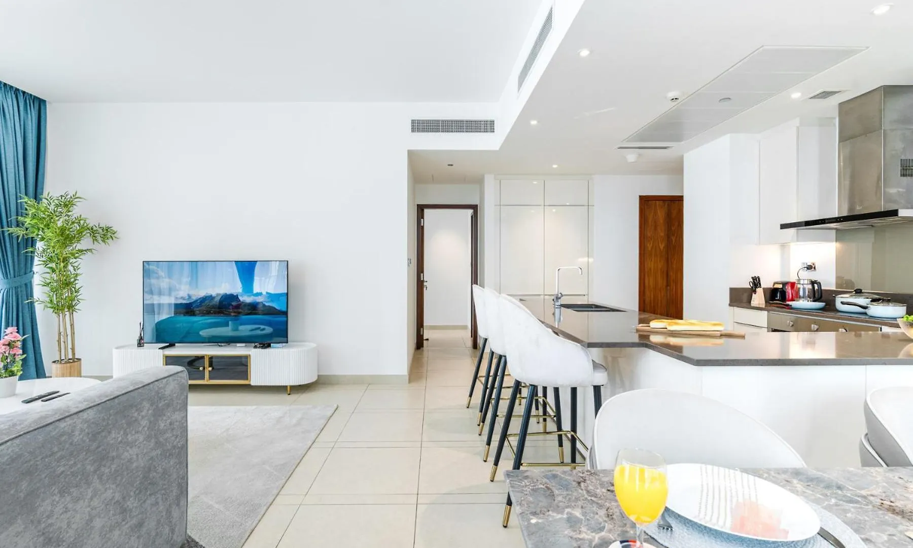 Contemporary Comfort - Serenity - Pool View Dubai Apartment